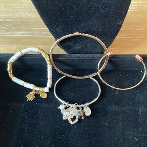 Henri Bendel , 4 bracelets,